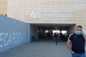 Almerienses con mascarilla en la puerta del Hospital Universitario Torrecárdenas.