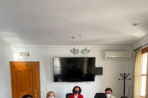 La alcaldesa de Mojácar, Rosa María Cano, junto a la directiva de Cruz Roja en el municipio.