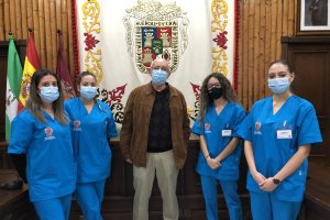 Las profesionales con el concejal huercalense.