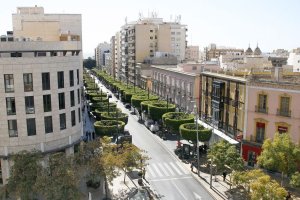 “Almería centro CCA” solicita a la Junta de Andalucía que rectifique  y retrasen la hora de cierre de pequeño comercio.