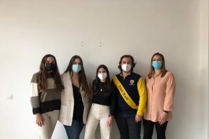 El grupo de jóvenes estudiantes en una fotografía.