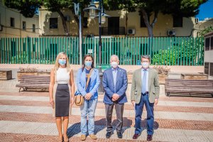 Amat junto a otros responsables del PP a las puertas del actual Cuartel.