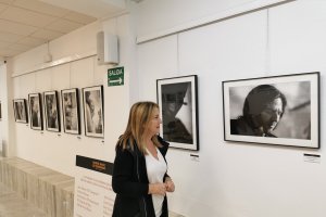 La edil en la exposición.