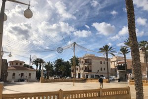 Instalación de las luces navideñas en Carboneras.