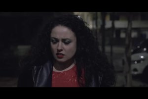 Fotograma en la que aparece la actriz María Ferriz, protagonista del corto.