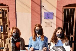 La presidenta de la Mancomunidad flanqueada por las trabajadoras del Centro de Información a la Mujer