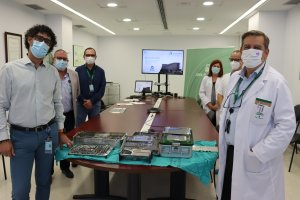 Sanitarios del centro junto a un muestrario de recambios de implantes.