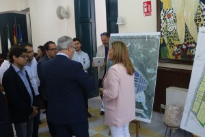 Esperanza Pérez, alcaldesa de Níjar, de espaldas durante un encuentro institucional sobre el puerto seco.