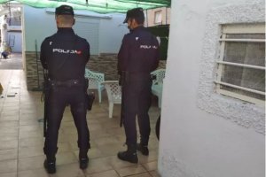 Agentes en una de las actuaciones en Almería.