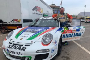 José Antonio Aznar con su vehículo.