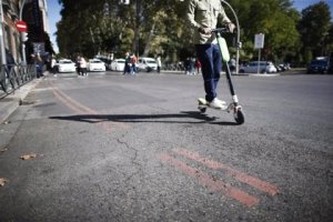 Un joven circula con un patinete eléctrico.