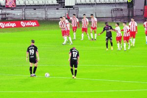 José Carlos Lazo cierra el puño celebrando el primer gol del Almería.