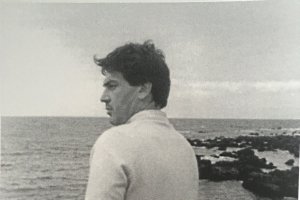 Antonio Rodríguez Lozano, frente a la playa.