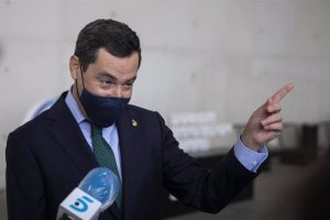 Juanma Moreno, en una imagen de archivo, con mascarilla.