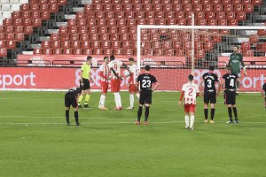 Juan Villar y Umar Sadiq discutiendo en el punto de penalti.