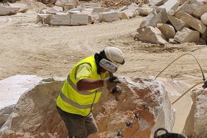 Cantero zoblando con pinchotes en la canteras de Macael.