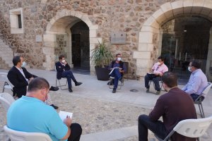 Reunión de los grupos políticos con la plataforma.