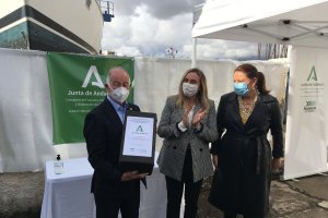 Las consejeras Carmen Crespo y Marifrán Carazo entregaron el proyecto al alcalde de Roquetas, Gabriel Amat.