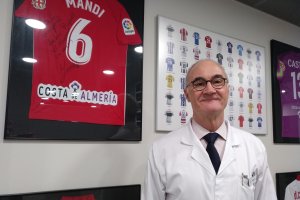 Ripoll en la clínica que tiene ‘Ripoll y de Prado Sport Clinic’ en la calle Navarro Rodrigo de Almería.