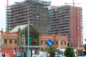Los dos \'rascacielos\' de Almería, detrás de la vieja estación.