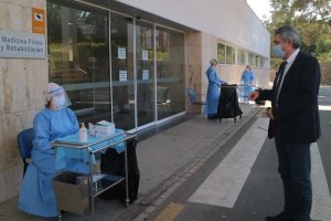 Belmonte, en una visita al autocovid de la Bola Azul.