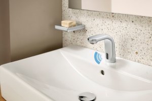 Grifo de la gama touchless de Roca.