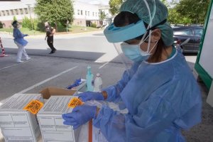 Sanitarios realizan pruebas PCR en un hospital.
