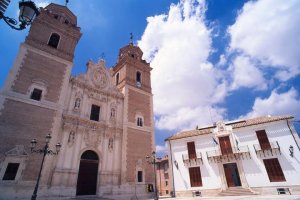 Iglesia y fachada del Ayuntamiento de Vélez-Rubio.