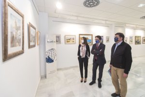 Visita a la exposición durante la inauguración.