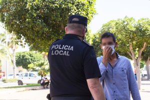 La policía, durante un control rutinario en tiempos de pandemia.