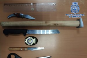 El joven portaba varios cuchillos.