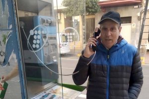 Un señor llamando por teléfono en una calle de Almería.