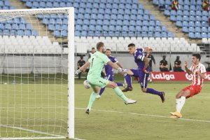 Uros Djurdjevic batiendo a Giorgi Makaridze en el Almería-Sporting.