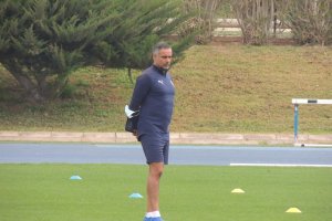 José Gomes atento al equipo en el entrenamiento rojiblanco.