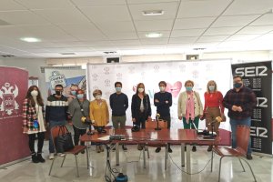 Foto de familia de los invitados y presentadores del \'Hoy por Hoy\' emitido ayer en Vera.