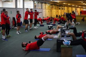 La plantilla durante la sesión de este miércoles en la zona mixta.