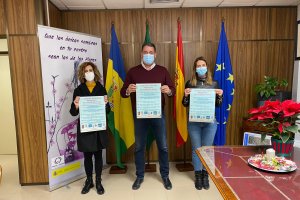 Él alcalde con la teniente de alcalde y la presidenta de los comerciantes.