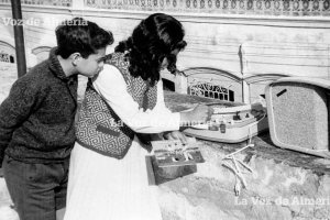 El tocadiscos de María del Carmen Jerez, vecina de la calle Conde de Villamonte. Junto a ella, su hermano Juan Manuel.