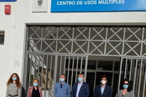 El delegado de Justicia acompañado por miembros del equipo de gobierno.