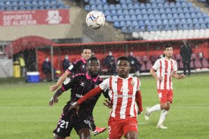 El Almería vuelve a casa para seguir con la buena dinámica.