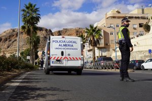 Agentes de la Policía Local y la Unidad de Atestados en la zona del suceso.