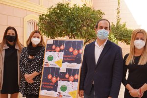 Alcalde y concejales con la programación.