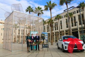 Presentación de la campaña con el coche objeto del sorteo.