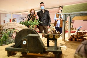 El alcalde de Almería recorre el Nacimiento en el Museo de la Guitarra.