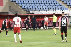 José Gomes atento en la banda del Estadio Mediterráneo.