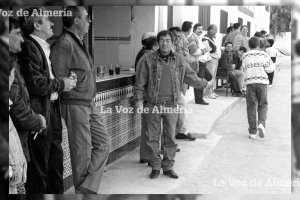 Joaquín ‘el Pilili’  mirando a la cámara en una mañana de domingo en el ambigú del campo de las Chocillas. Era un buen aficionado al fútbol.