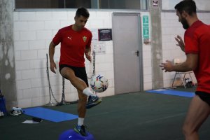 César de la Hoz en un ejercicio con balón.