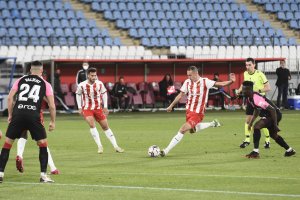 Radosav Petrovic lanzando a puerta contra el Mallorca.