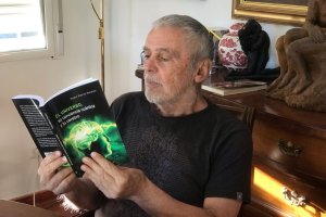 Pedro Blanco Naveros lee un ejemplar de su último libro sobre el universo.