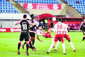 Chumi intentando rematar en el área un saque de esquina.